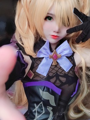 Sally Dorasnow - Fischl selfie_uri_mr1609000692842