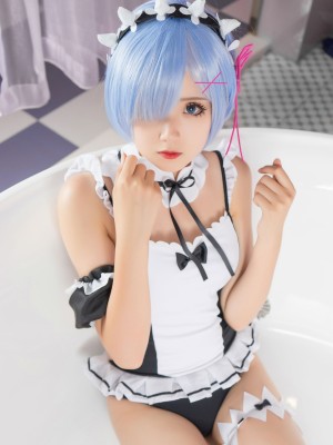 秋楚楚 蕾姆夏日泳装_02