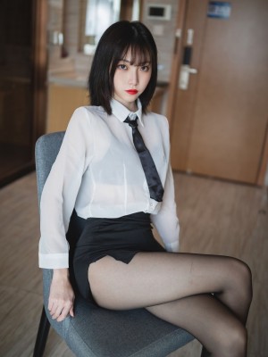 许岚 白衬衫_1B7D5CEC-FE04-4CDF-B519-D839495F52E2