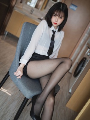 许岚 白衬衫_8C8F5077-EC02-4532-A31B-BB70CB7D62B8