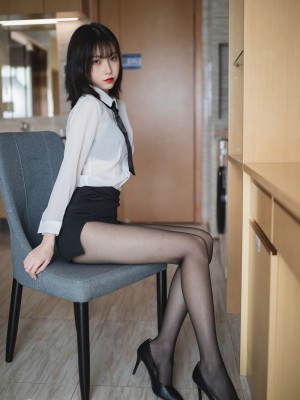 许岚 白衬衫_F745A690-F279-428A-929A-F81C174F0613