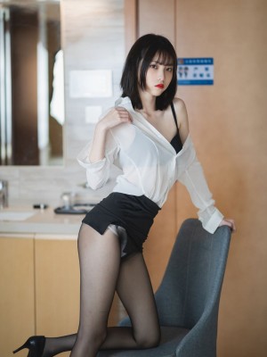 许岚 白衬衫_2F576F6A-43C2-4B8A-9201-A2F54A7A2DE5