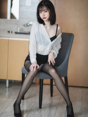 许岚 白衬衫_36C311DC-7A37-41A4-ACA2-136155E40097