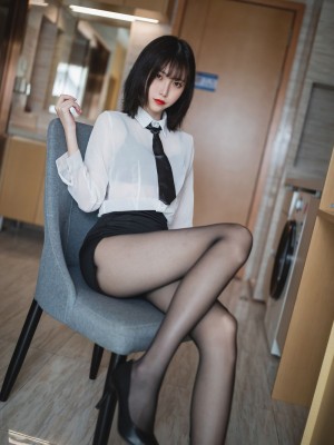 许岚 白衬衫_F1168B79-884A-4AD7-B925-EF6ACA03BAFC