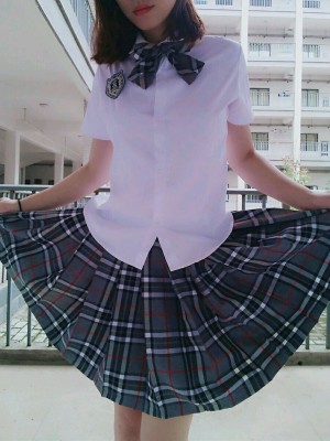 苏苏小公主酱 - 学校学生服露出_033