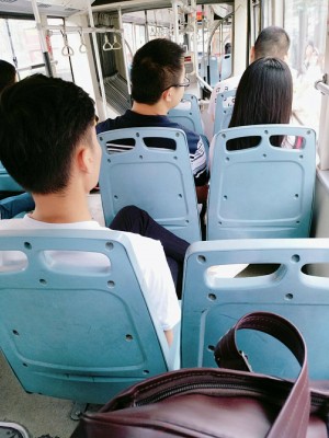 千岁娇 - 公交车露出_023