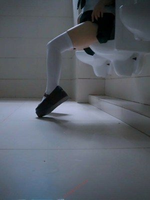 千岁娇 - 男厕的学姐与学妹