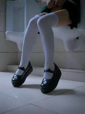 千岁娇 - 男厕的学姐与学妹_003