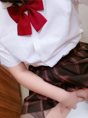 三寸萝莉 - 男厕肉丝_002