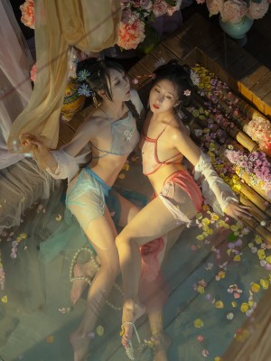 云溪溪x奶桃 古装浴池嬉戏 性感肚兜诱人乳晕 湿身诱惑超写实古代风_1 (21)