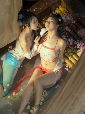云溪溪x奶桃 古装浴池嬉戏 性感肚兜诱人乳晕 湿身诱惑超写实古代风_1 (22)