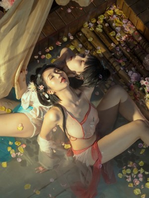 云溪溪x奶桃 古装浴池嬉戏 性感肚兜诱人乳晕 湿身诱惑超写实古代风_1 (24)