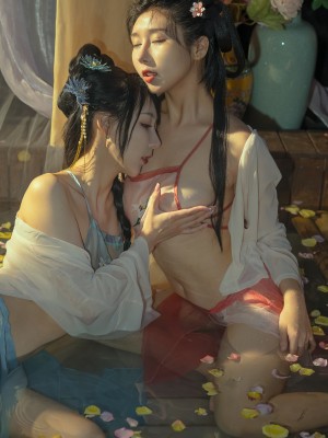 云溪溪x奶桃 古装浴池嬉戏 性感肚兜诱人乳晕 湿身诱惑超写实古代风_1 (26)