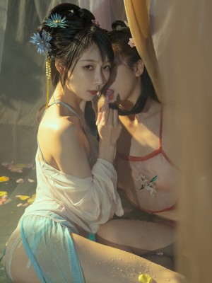 云溪溪x奶桃 古装浴池嬉戏 性感肚兜诱人乳晕 湿身诱惑超写实古代风_1 (29)