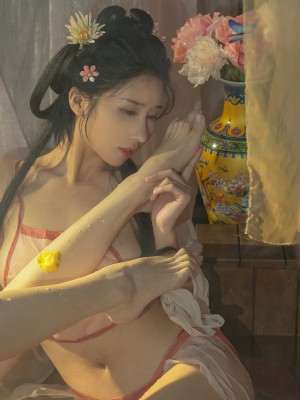 云溪溪x奶桃 古装浴池嬉戏 性感肚兜诱人乳晕 湿身诱惑超写实古代风_1 (37)