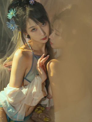 云溪溪x奶桃 古装浴池嬉戏 性感肚兜诱人乳晕 湿身诱惑超写实古代风_1 (42)