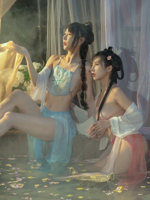 云溪溪x奶桃 古装浴池嬉戏 性感肚兜诱人乳晕 湿身诱惑超写实古代风_1 (4)