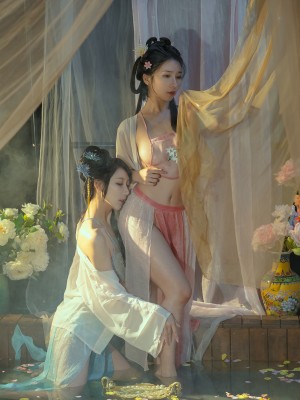 云溪溪x奶桃 古装浴池嬉戏 性感肚兜诱人乳晕 湿身诱惑超写实古代风_1 (6)