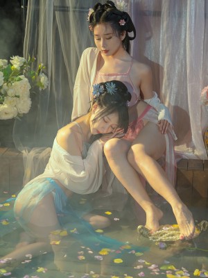 云溪溪x奶桃 古装浴池嬉戏 性感肚兜诱人乳晕 湿身诱惑超写实古代风_1 (9)