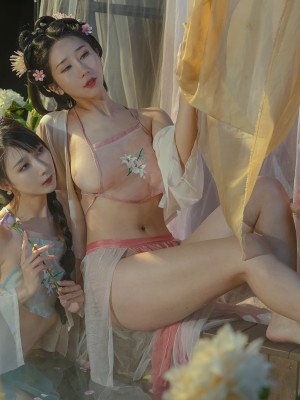 云溪溪x奶桃 古装浴池嬉戏 性感肚兜诱人乳晕 湿身诱惑超写实古代风_1 (10)