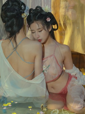 云溪溪x奶桃 古装浴池嬉戏 性感肚兜诱人乳晕 湿身诱惑超写实古代风_1 (14)