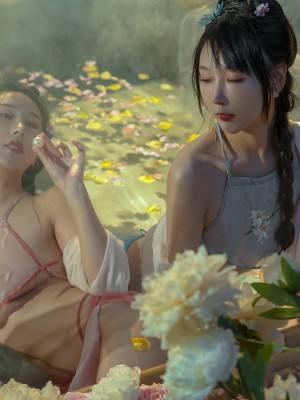 云溪溪x奶桃 古装浴池嬉戏 性感肚兜诱人乳晕 湿身诱惑超写实古代风_1 (15)