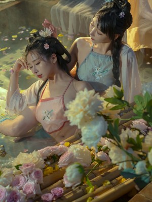 云溪溪x奶桃 古装浴池嬉戏 性感肚兜诱人乳晕 湿身诱惑超写实古代风_1 (16)