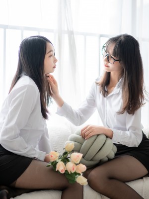 茶籽ccz – 黑丝双人百合[89P5V813M]_1 (14)