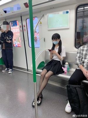 微博hs6_0068TsGSgy1h2ap8ny3hbj32c0339npf