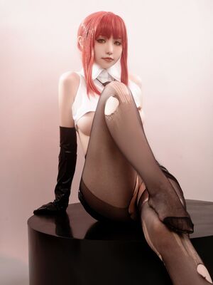 HornyCos - Red-Haired Petite Beauty Cosplays As Chainsaw Man Makima (Patreon)_02
