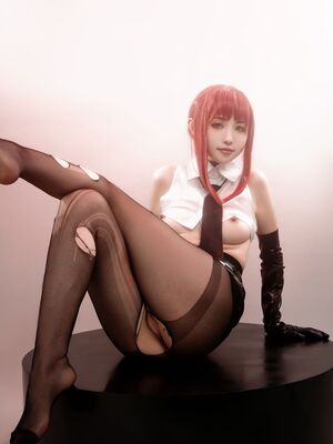 HornyCos - Red-Haired Petite Beauty Cosplays As Chainsaw Man Makima (Patreon)_07