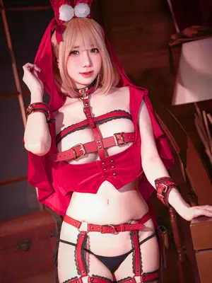 Sally Dorasnow - Red Riding Hood_02