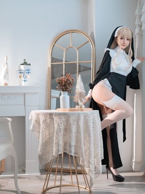 桜井宁宁 - 修女