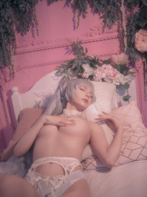 Michi Kyunn - Weiss in flowers_28