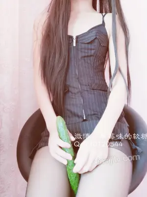 草莓味的软糖呀 - 玩弄大黄瓜_010